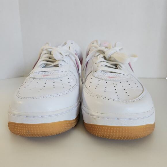 Nike Men\'s Air Force 1 Low Shoe, White/Pink-gum Yellow-metallic, 10.5